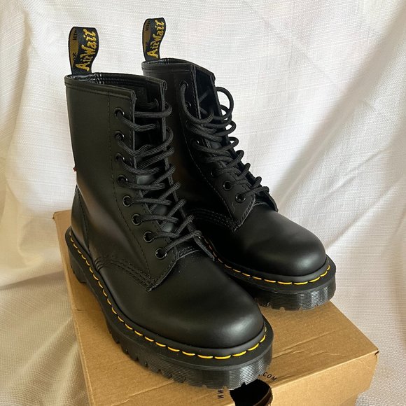 **BRAND NEW*** Dr. Martens Lace Up Boots1460. WOMENS SIZE 6 - Picture 1 of 5
